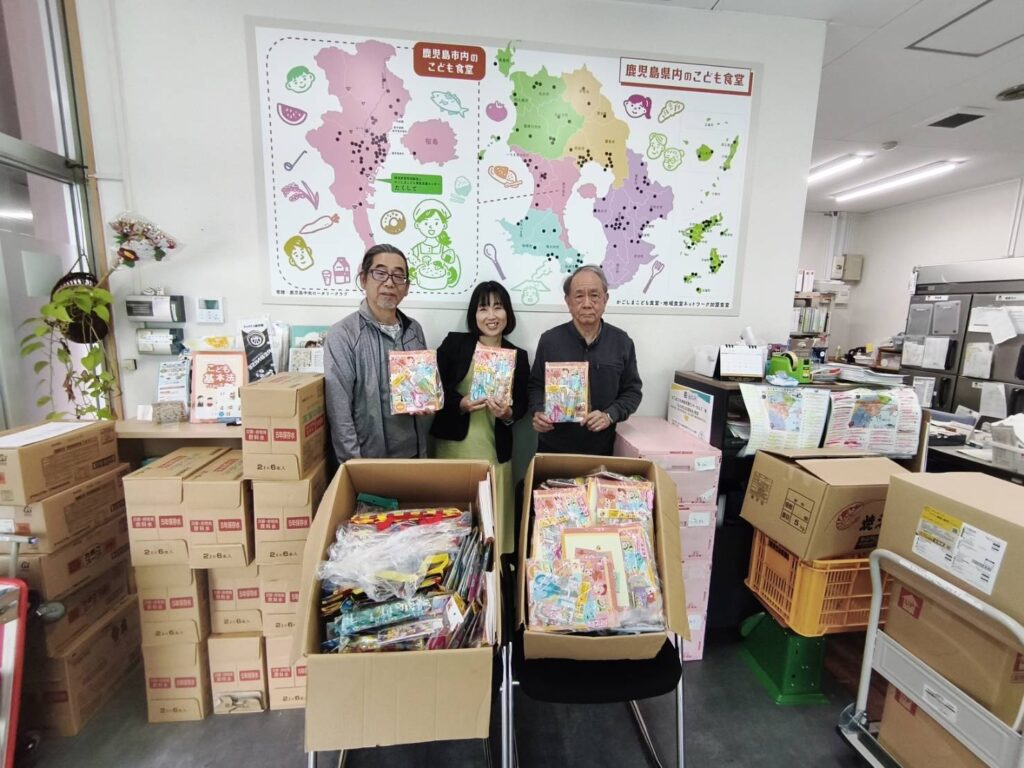 なべしまホールディングス株式会社様より、文房具の寄付をいただきました！